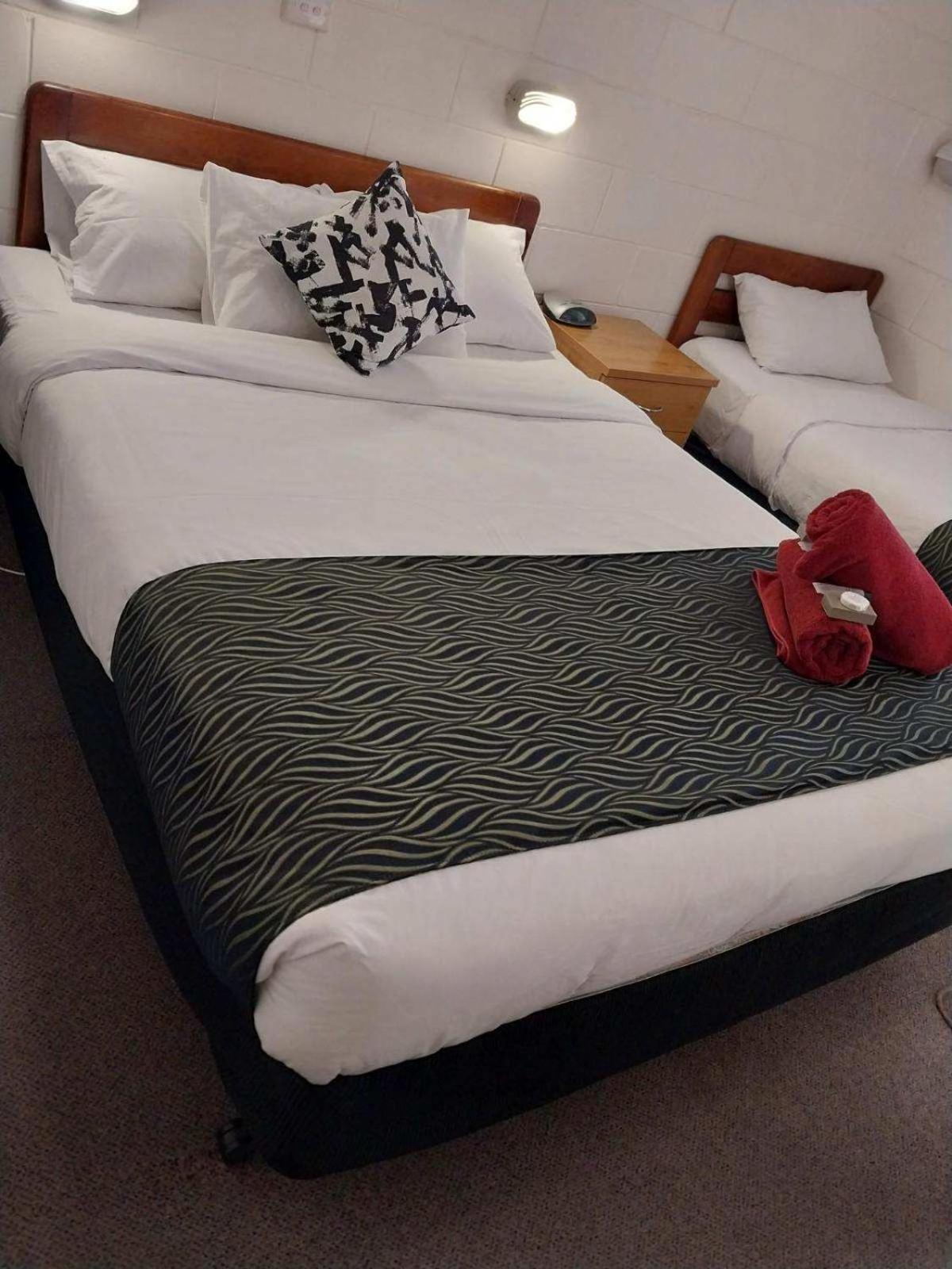 Golden Peak Motel Peakhill Peak Hill Екстериор снимка