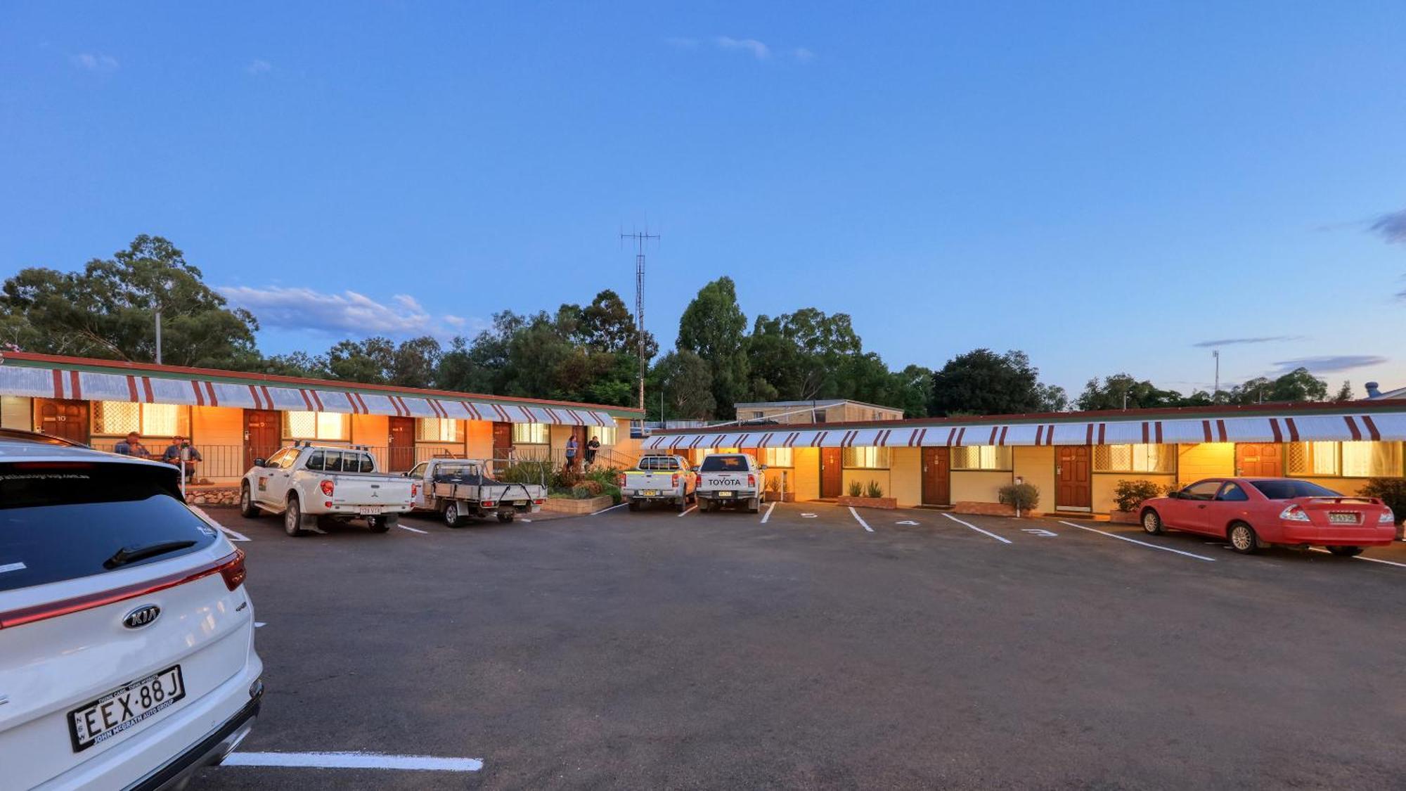 Golden Peak Motel Peakhill Peak Hill Екстериор снимка