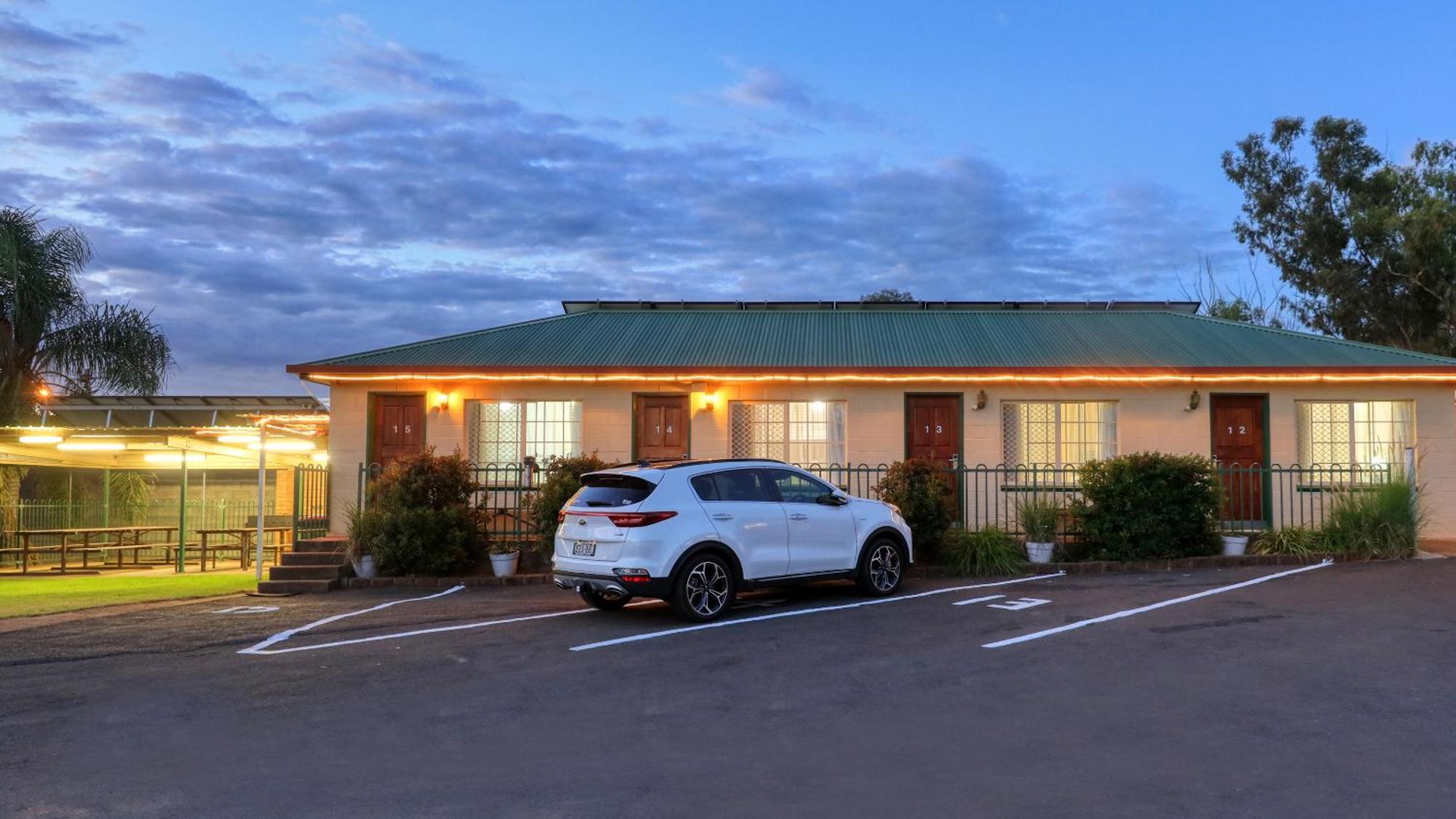 Golden Peak Motel Peakhill Peak Hill Екстериор снимка