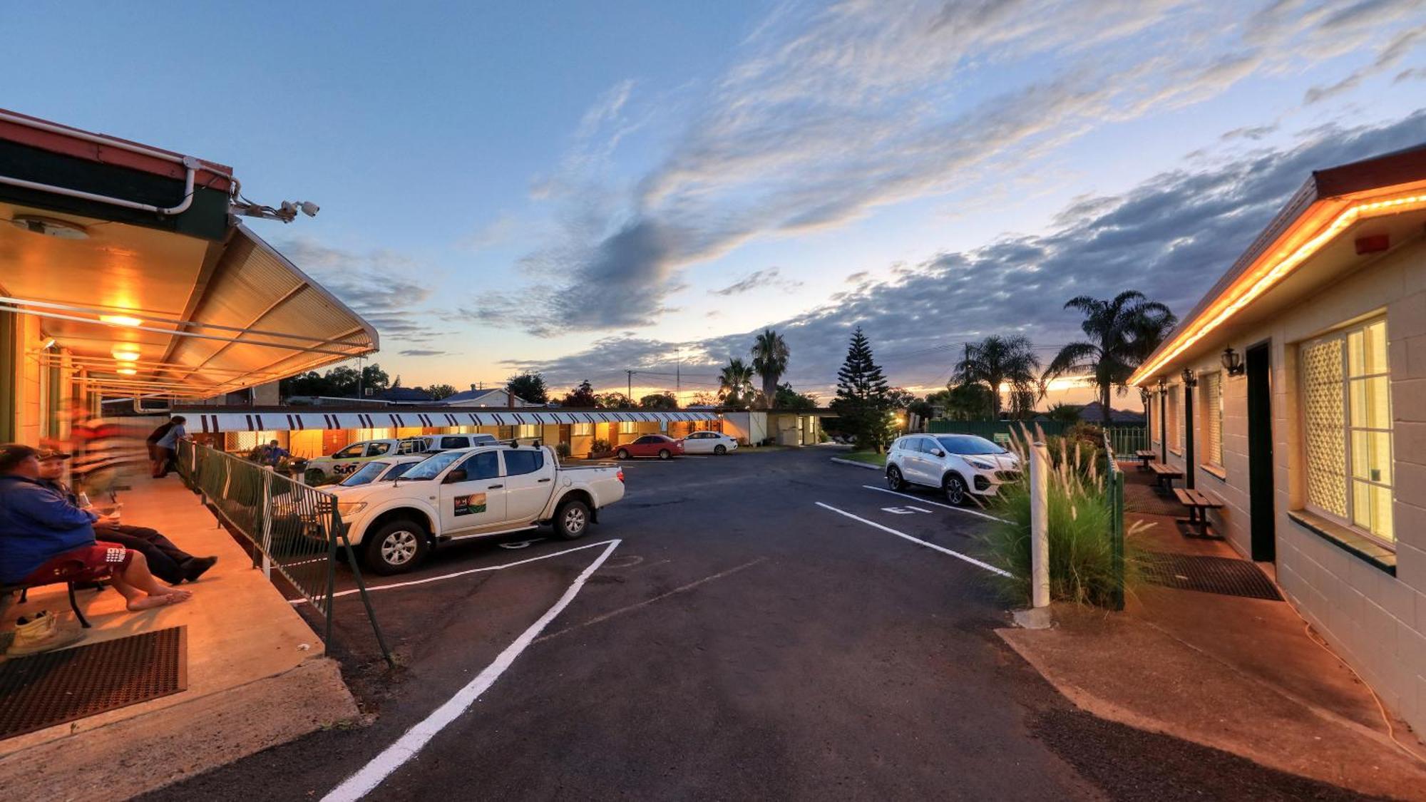 Golden Peak Motel Peakhill Peak Hill Екстериор снимка