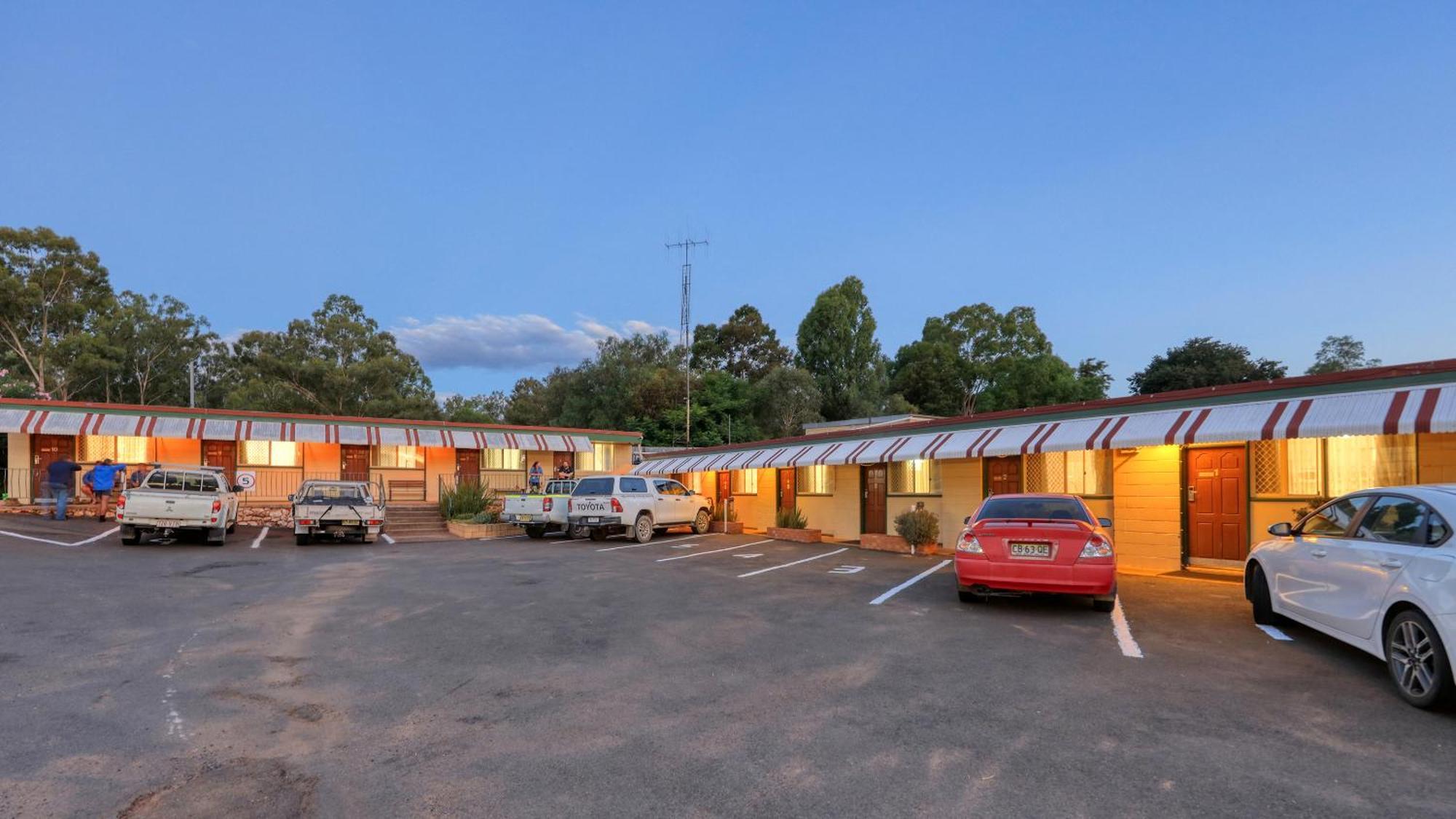 Golden Peak Motel Peakhill Peak Hill Екстериор снимка